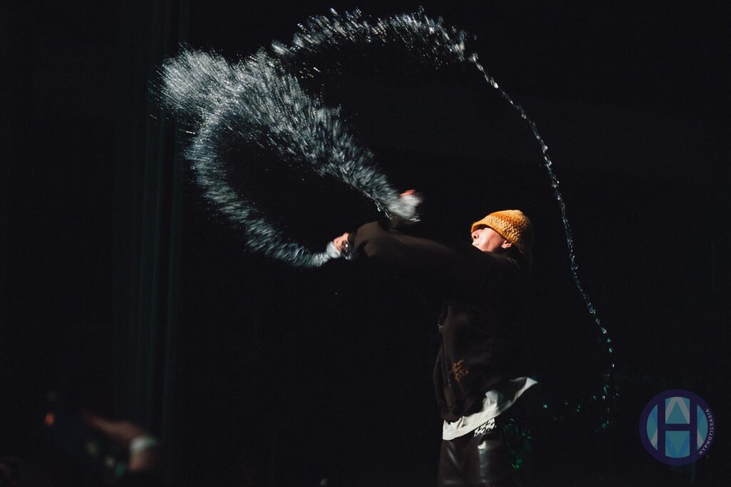 pH-1 throwing water at the LA audience - Splash Zone!